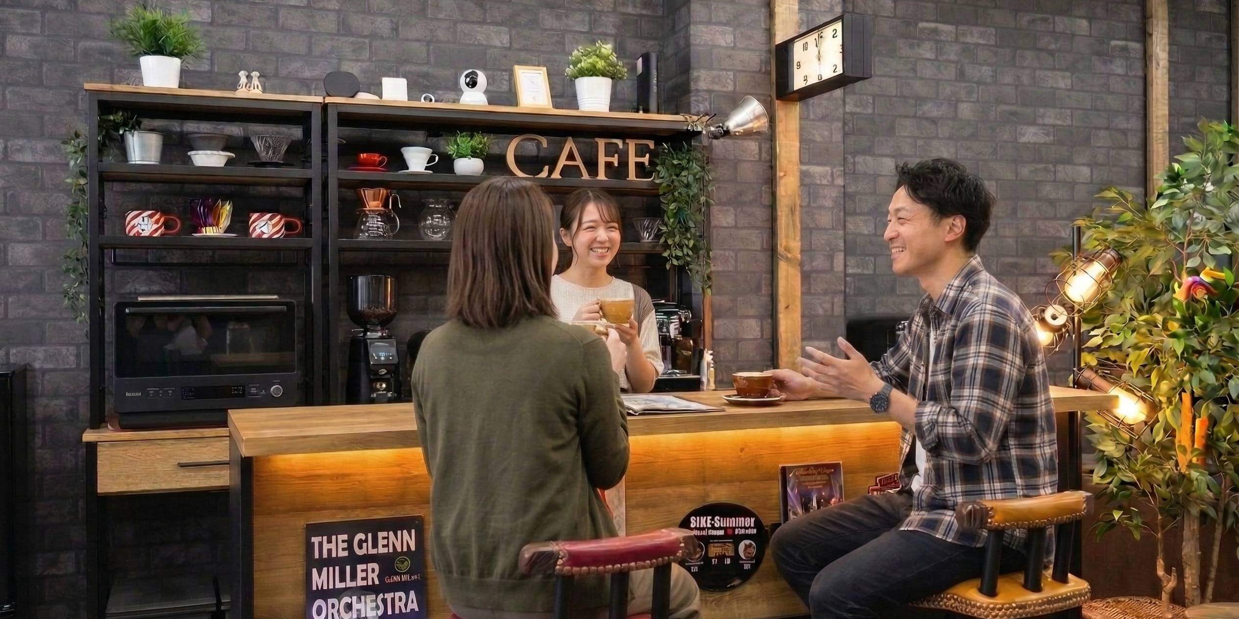 C+Loungeのカフェカウンターで対話する様子